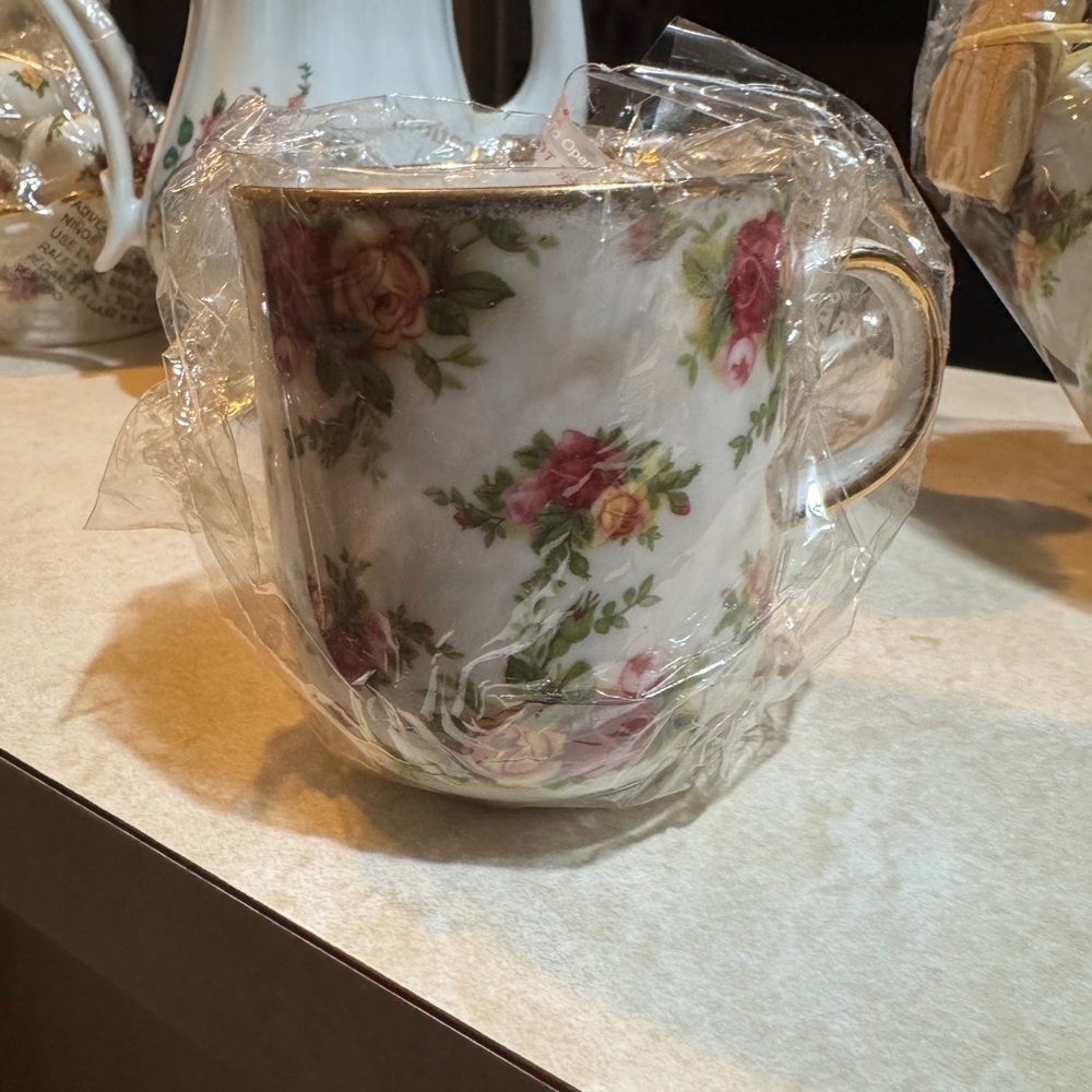 Royal Albert Old Country Roses Tea Set - Picture 3 of 12